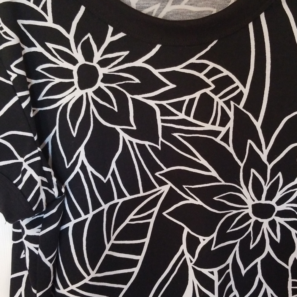 BNWOT Lularoe black and white floral Liv - Picture 2 of 3
